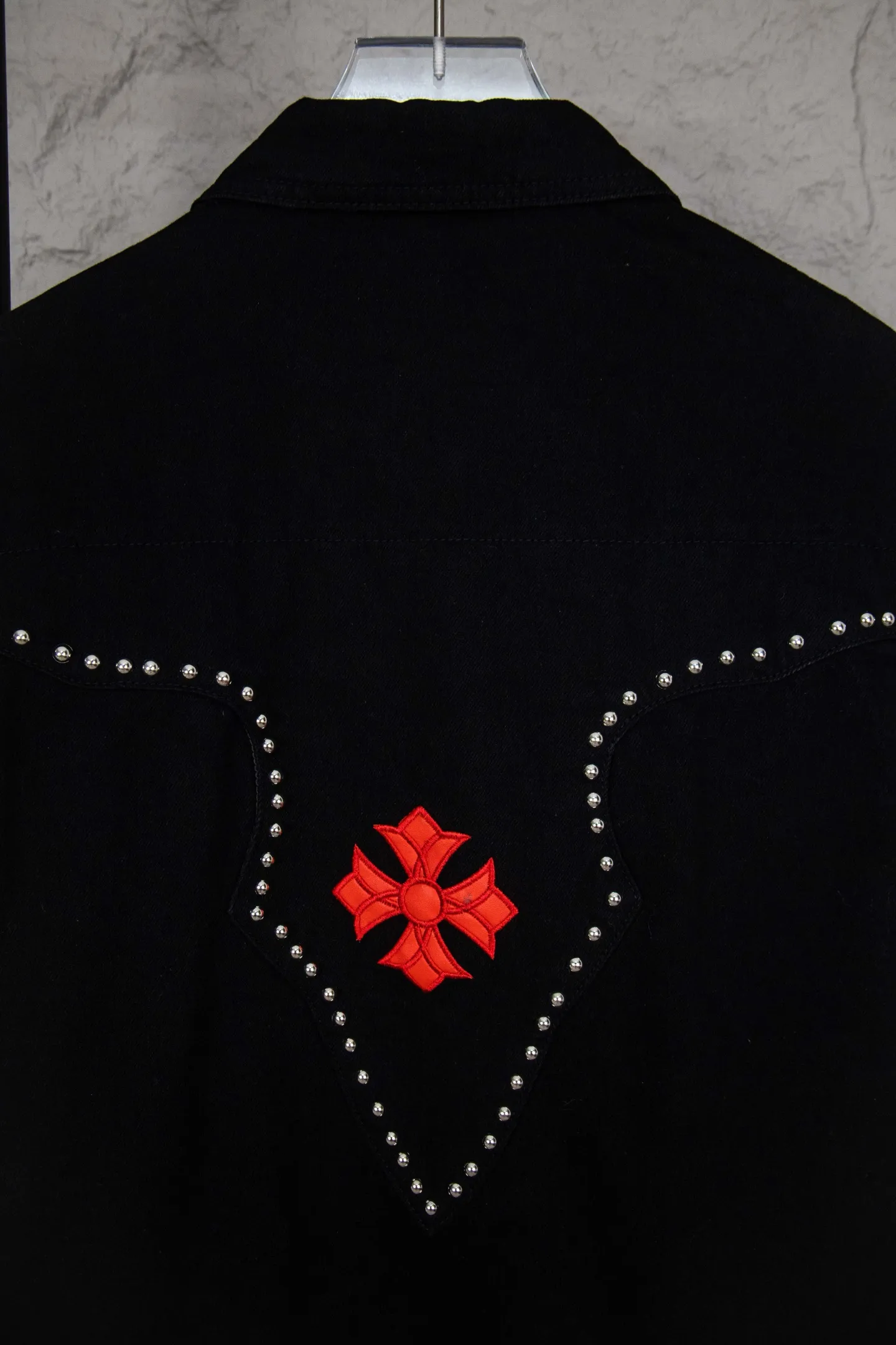 P320 Chrome Hearts heavy-duty denim jacket with heavy rivets, the same style as the Internet celebrity. Denim jacket with cross print all over, unique cross design elements, full of design. It is made of 100% denim cotton fabric with heavy coarse yarn count, which ensures a stiff and tough silhouette while being soft, comfortable and breathable. The lapel is designed with silver buttons and is full of texture. The classic cross logo is all over the dress, making it a perfect versatile style for spring and summer! The original loose version is made of high-quality pure cotton fabrics. The fabric pattern is high-definition and delicate without burrs. It is comfortable and breathable to wear. All the buttons are molded and customized. It is casual and fashionable and can be matched with any bottoms. It can be windproof and sunproof in spring and summer. It can be worn outside in autumn and winter! Easily concave shape makes you look slimmer and taller, perfect for both men and women! Color: Black Size: S M L XL